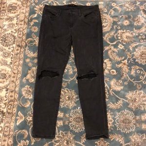 Women’s Distressed Skinny Jeans